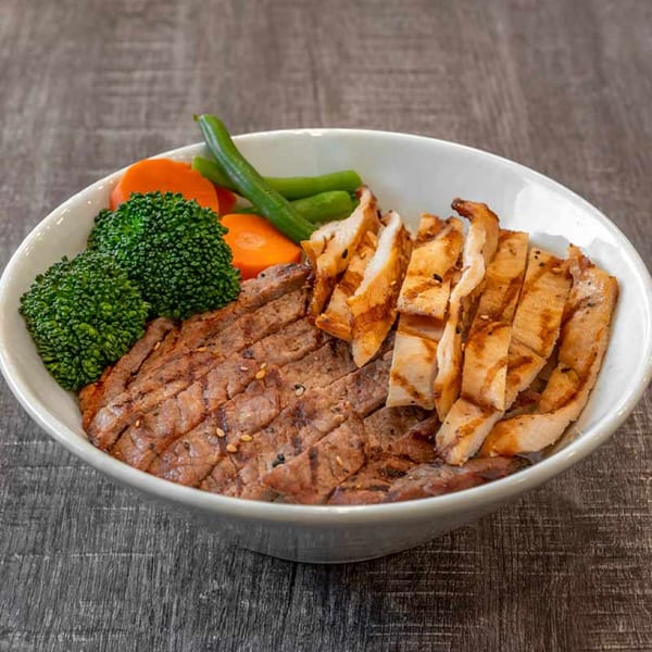 Wazabi Sushi's grilled chicken and beef bowl with broccoli, carrots, and green beans.